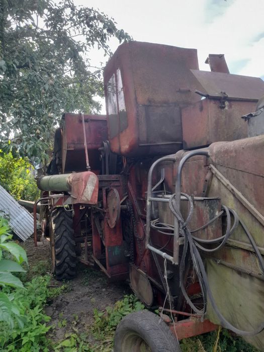 Продається комбайн Massey Ferguson на ходу,треба грохот. Колеса нові є