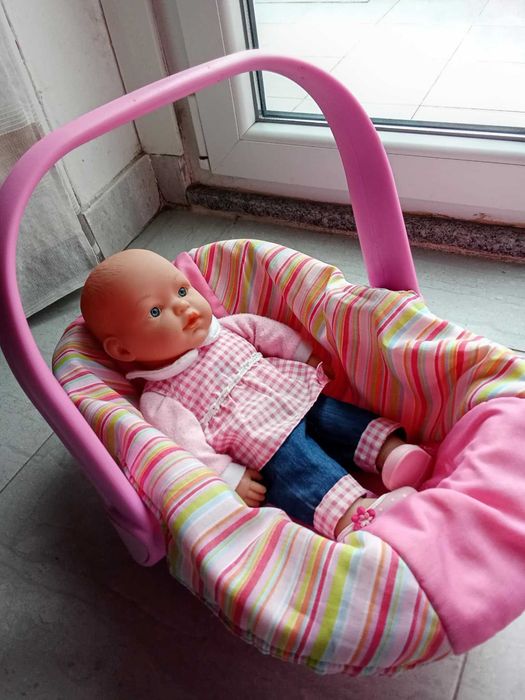 ovo e boneca de brincar