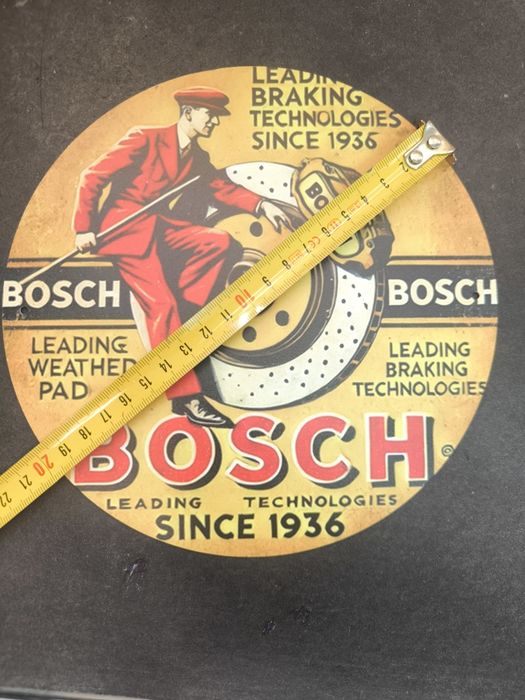 Chapa Publicidade Bosch Desde 1936
Chapa publicitária da Bosch, com o tema de tecnologias de travagem desde 1936.

- Ilustração de um homem de fato ve