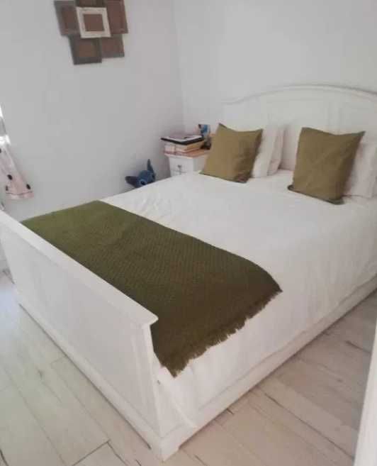 cama de casal vintage de madeira branca com detalhes e com estrado incluido