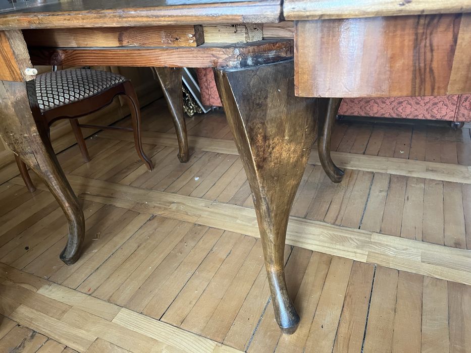 Stół okragły gesie nogi.