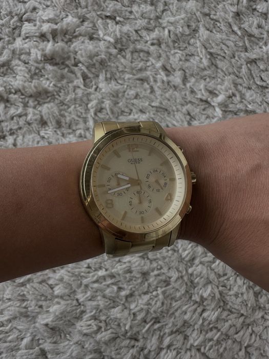 Relógio dourado Guess