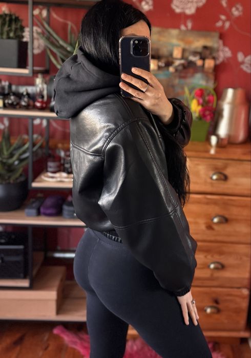 Кожаная женская  куртка бомбер