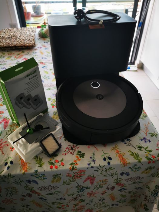 IRobot J7 com dock de carregamento