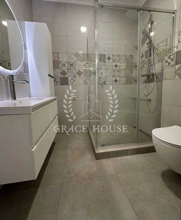 Новий котедж на БЕРЕЗІ ОЗЕРА з РЕМОНТОМ, з охороною у КМ. с. Романків