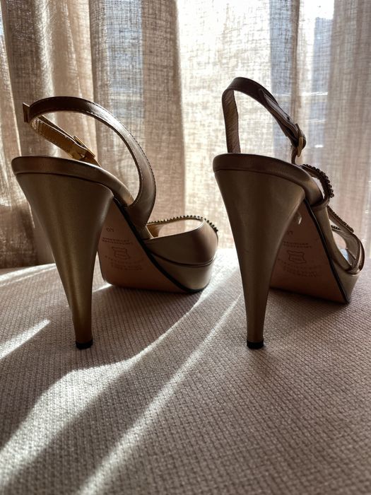 Sandália em pele dourada tam 40 Haity