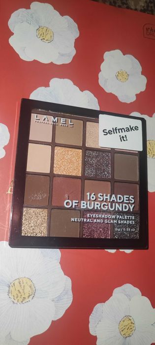 Paleta cieni z pięknymi kolorami