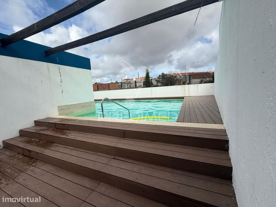 Moradia V3 em Condominio Privado com Piscina.