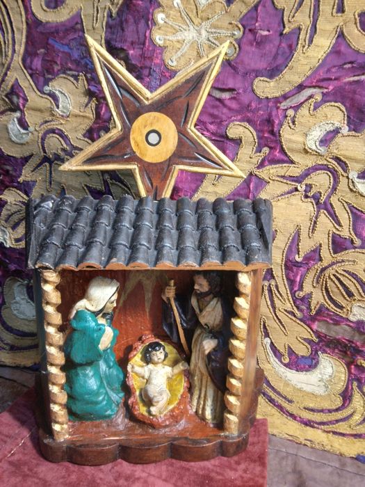 Presépio antigo em madeira e gesso