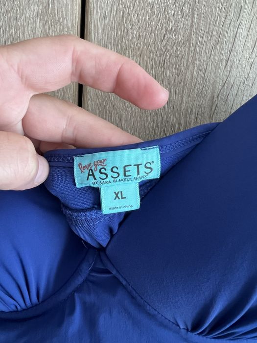 Strój jednoczęściowy Assets