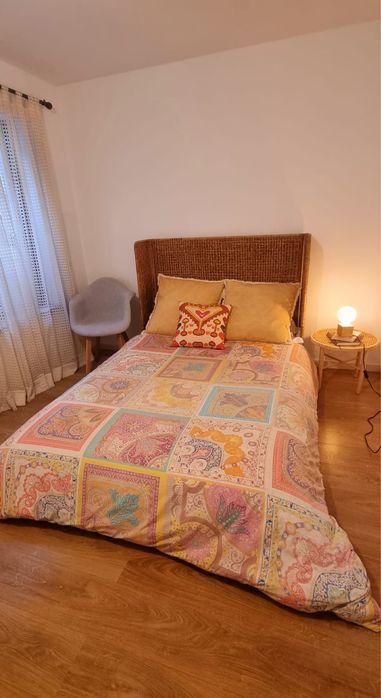 Cama de 1,50mx2,00m com colchão e cabeceira.