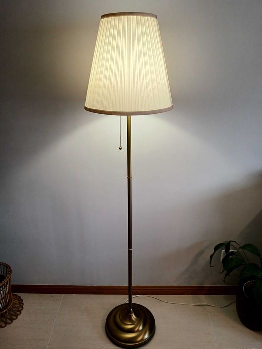 Candeeiro de pé IKEA ÅRSTID, latão/branco