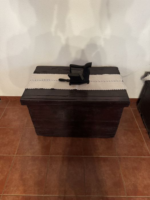 Vendo arcas antigas preguiceiro e lavatorios e camas ferro antigas