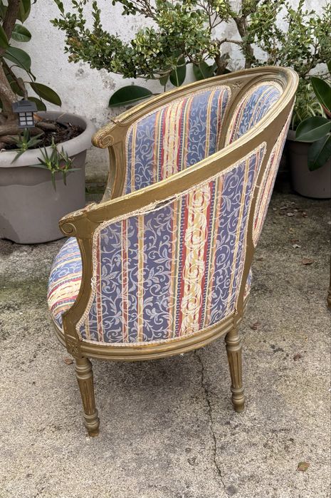 Par de lindos antigos cadeirões estilo Luís XVI