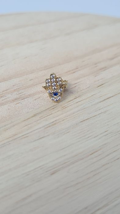 Złoty kolczyk piercing pojedynczy ręką Fatimy cyrkonie białe niebieska p.585