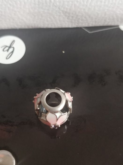 Pandora charms kwiatek piękny z 4 stron kamyczki