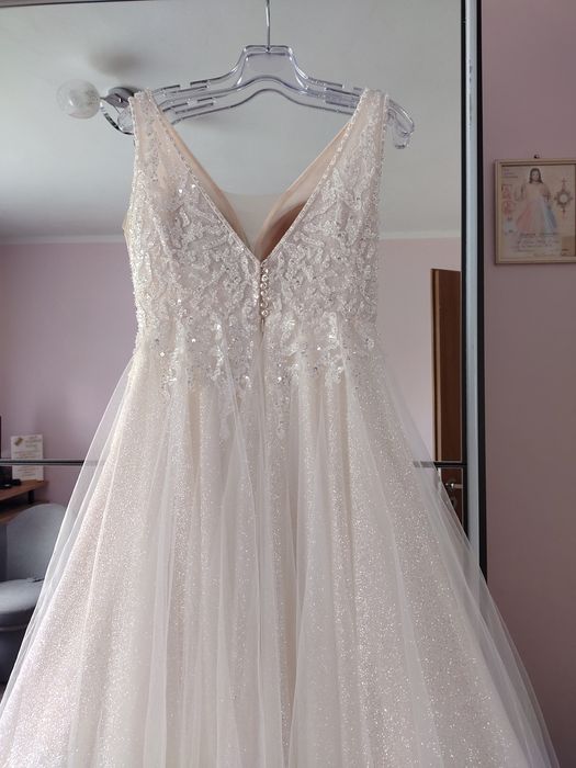 Błyszcząca suknia ślubna