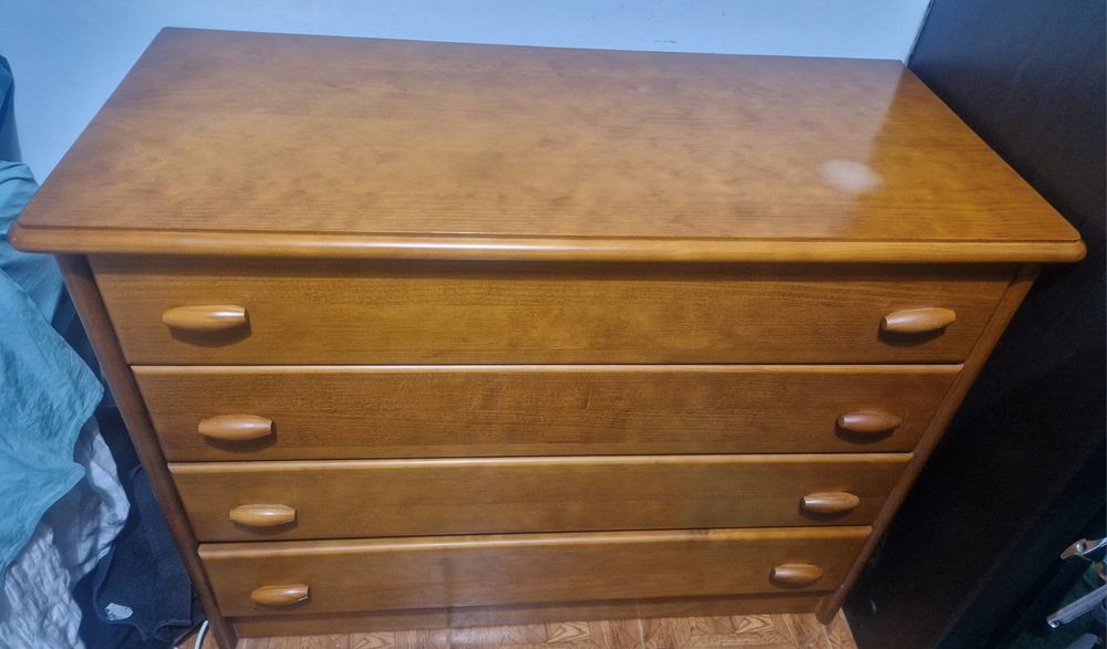 Cómoda e mesas de cabeceira de madeira