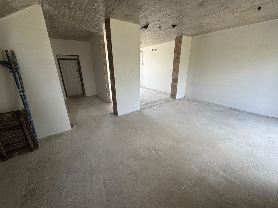 Котедж з власним подвір’ям та заїздом