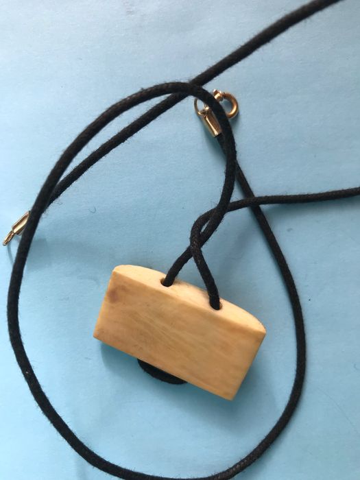 Fio com pedra e letra r