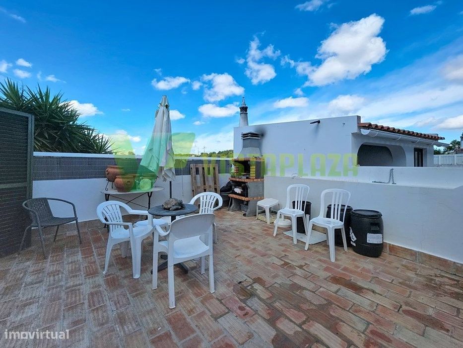 Andar de Moradia T2+1 com Terraço a Sul em Almádena, Luz