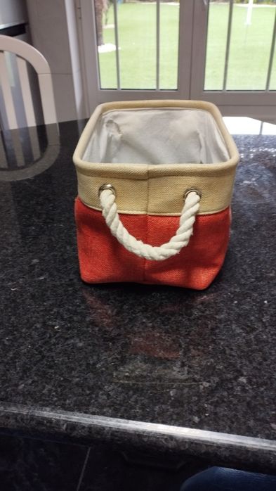 Cesto laranja e beje para decoração e guardar pequenas utilidades