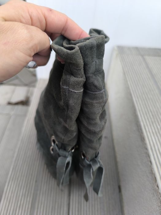 Botas cinzentas com pouco uso