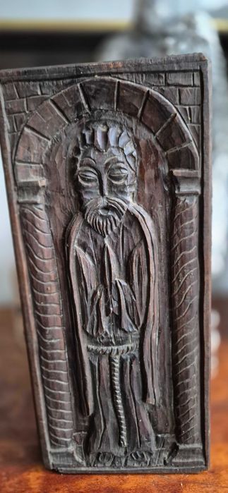 Drewniana antyczna płaskorzeźba zakonnika świętego gotyk relief
