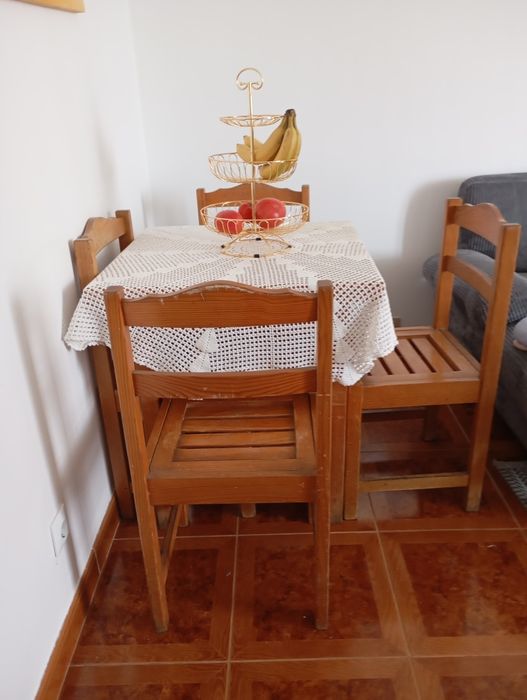 Mesa de madeira com 4 cadeiras