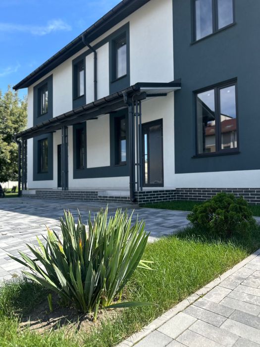 Продам таунхаус з оздобленням поряд з інфраструктурою