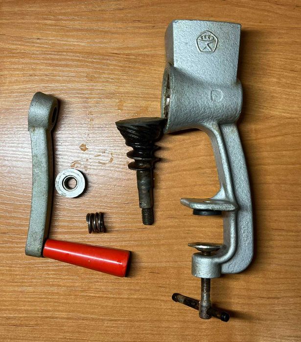 М'ясорубка механічна часів СРСР (СССР) для змелювання цукру. Кофемолка