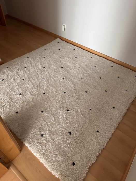 Tapete branco e bolas pretas 200x200 Estado como Novo