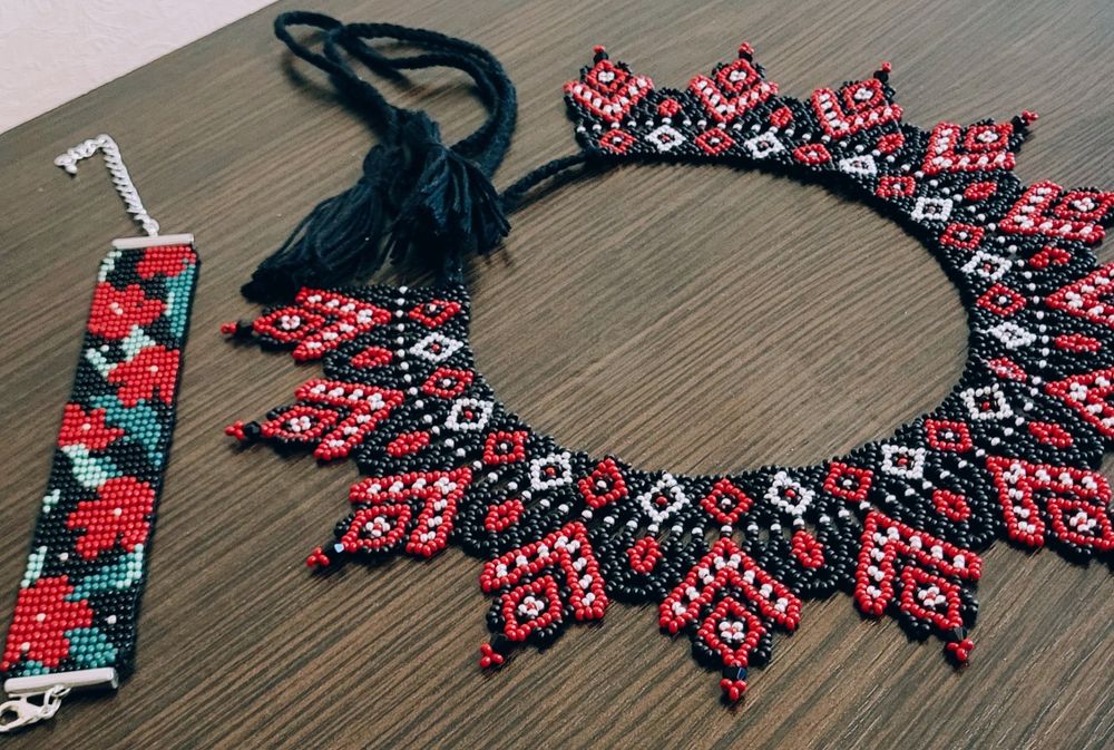 Силянка і браслети з чеського бісеру