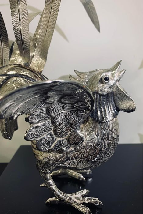 Galos em posicao de luta em prata assentes base madeira lacada.