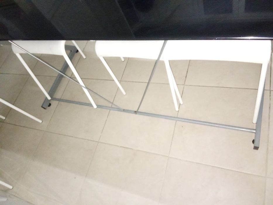 Mesa com pés metálicos e tampo em vidro