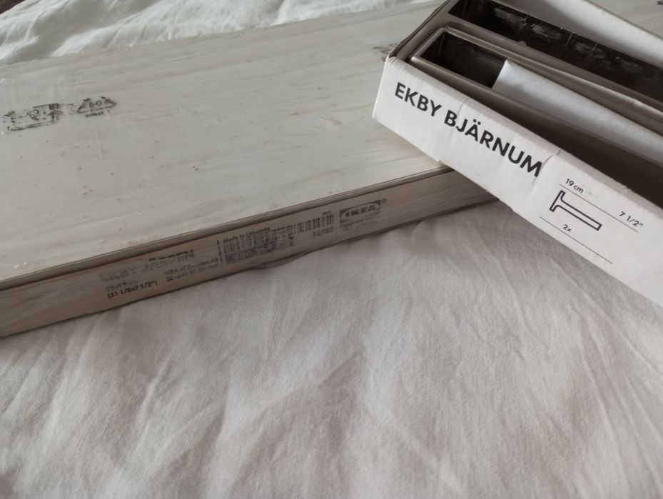 Novos - Ikea - Prateleira branca e suportes prateados