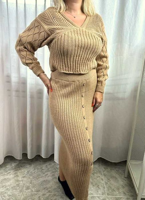 Conjunto de Malha Castanho Claro – Camisola e Saia Midi