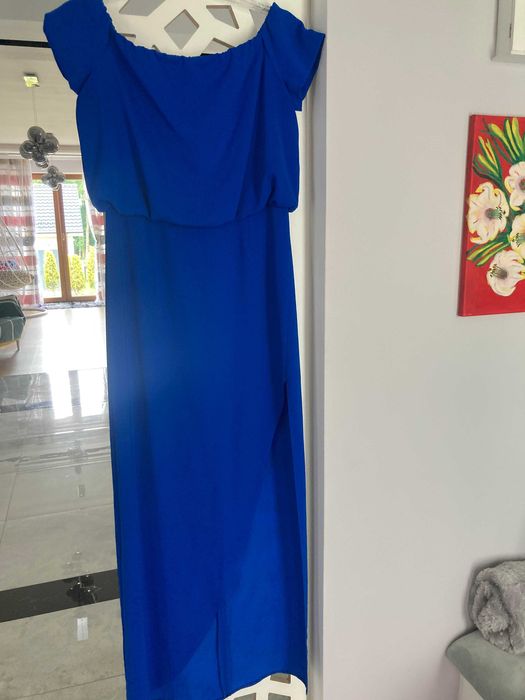 sukienka w kolorze chabrowym