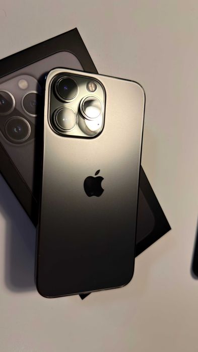 iPhone 13 Pro space grey + quadlock case