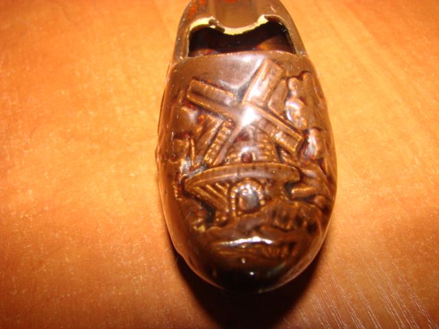 stary ceramiczny chodak-popielniczka z wiatrakiem B