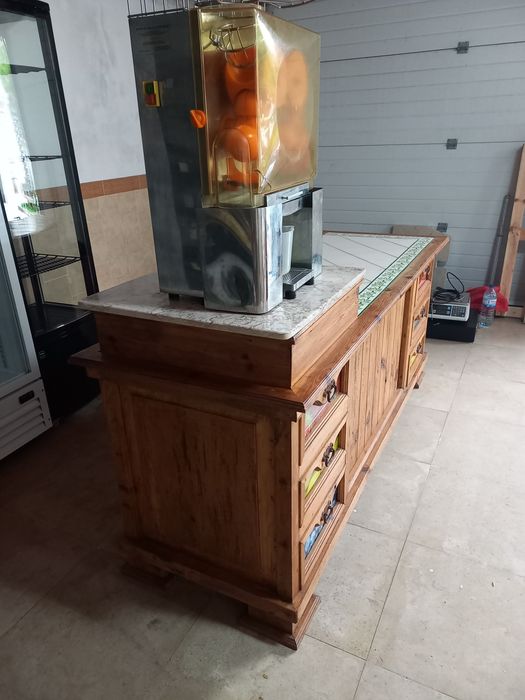 Balcão rusticoe máquina de sumo