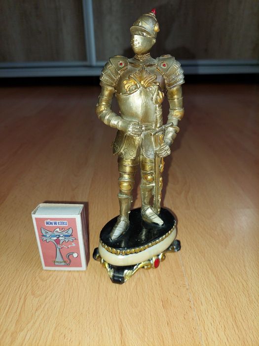 Статуетка лицар в обладунках