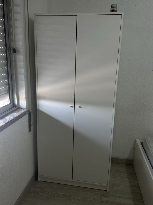 Cama e guarda roupa branco