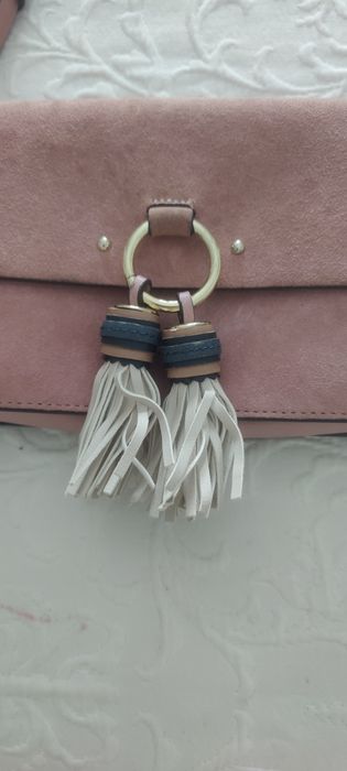 Mala rosa da Parfois com berloques