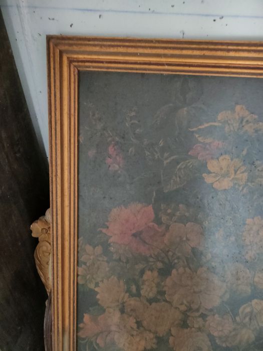 Quadro antigo com tema floral.
