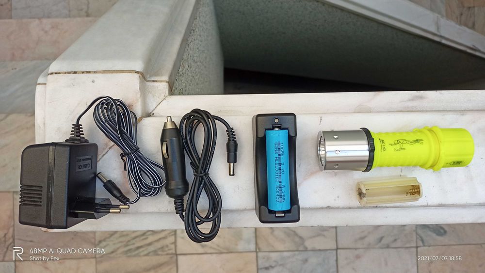 Lanterna impermeável mergulho trabalho à prova de água.