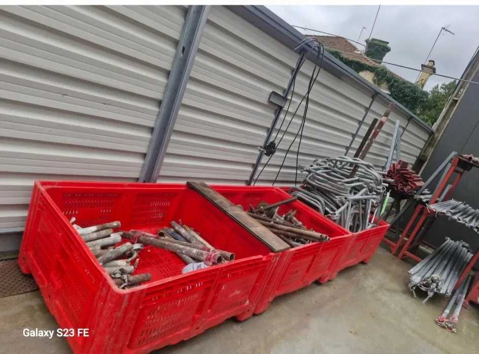 Palotes de Plástico usados como novos em Sintra.