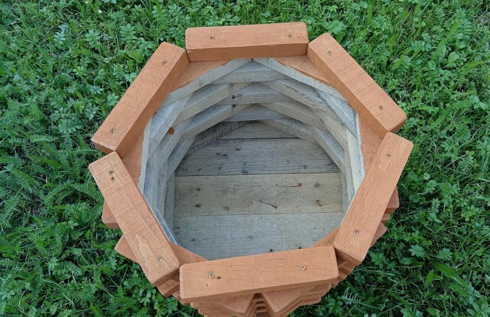 Donice, doniczki, wóz, ozdoby drewnian. Ozdoby ogrodowe e do ogrodu