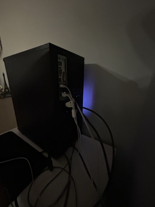 Gamingowy Komputer Stacjonarny i monitor