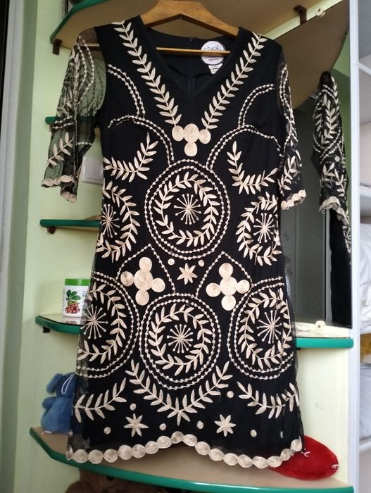 Платье с вышивкой .